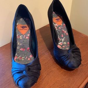 Adorable black heels